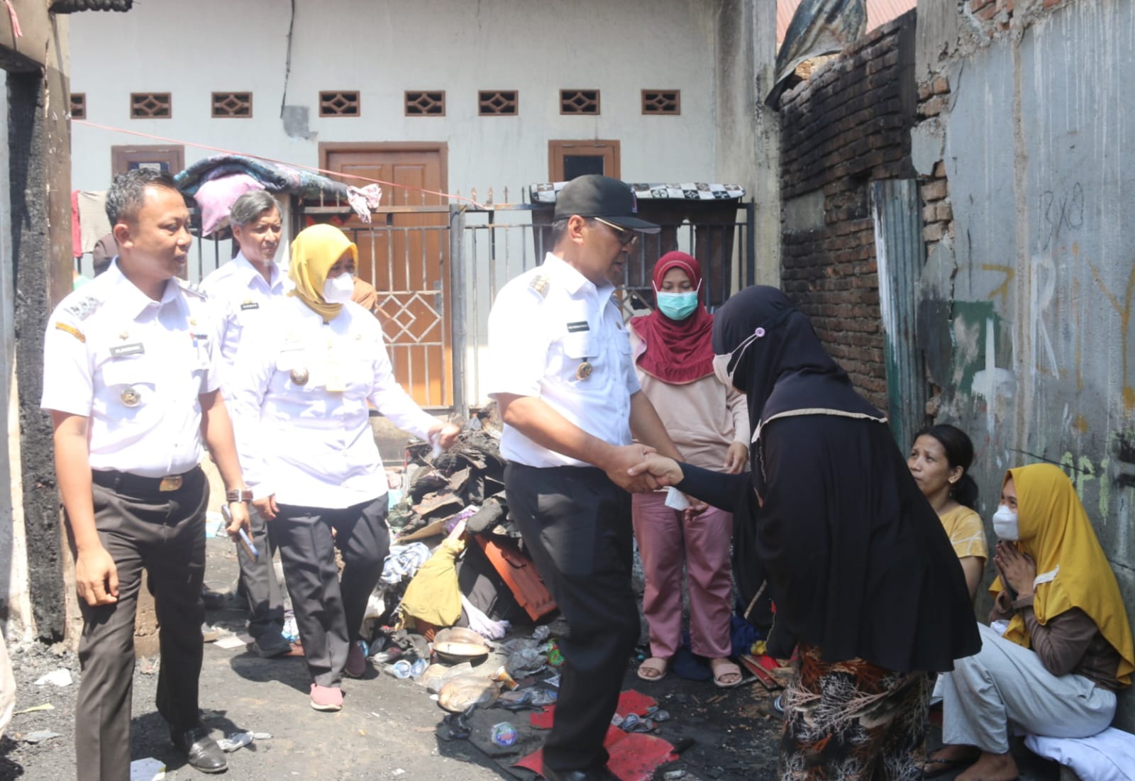 Danny Pomanto Kunjungi dan Serahkan Bantuan Logistik  Korban Kebakaran Tallo